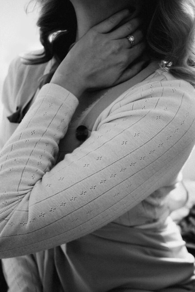 Kobieta w zamyśleniu, symbolizująca emocje klientów w marketingu.