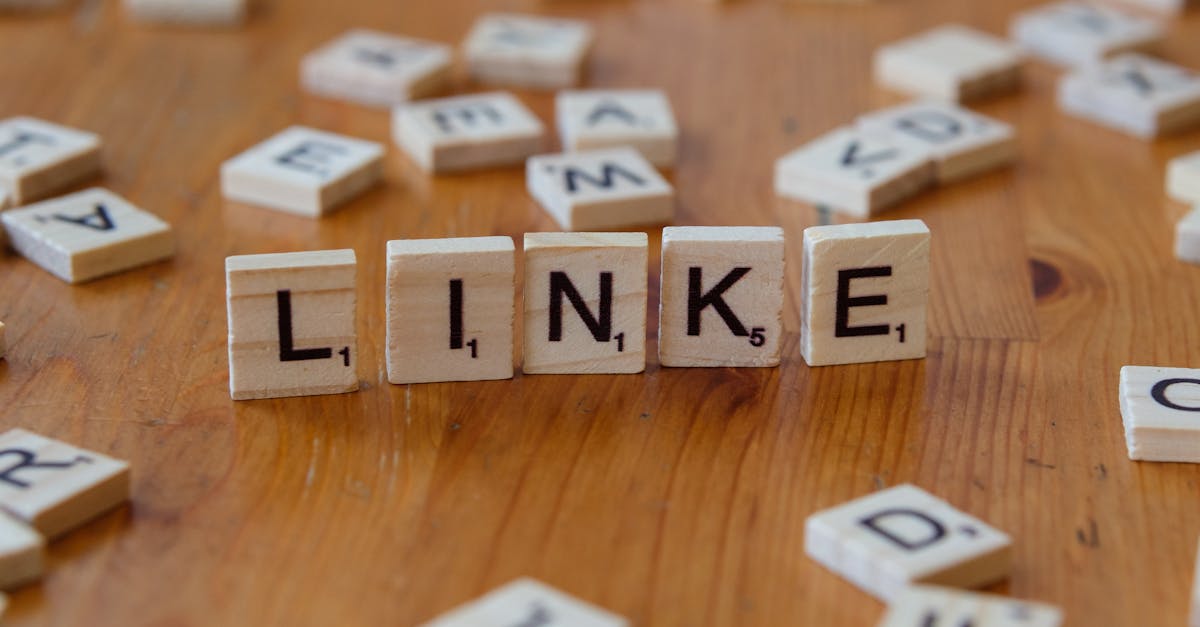 Kafelki Scrabble z napisem 'LINKE' na stole, symbolizujące strategię linkowania.