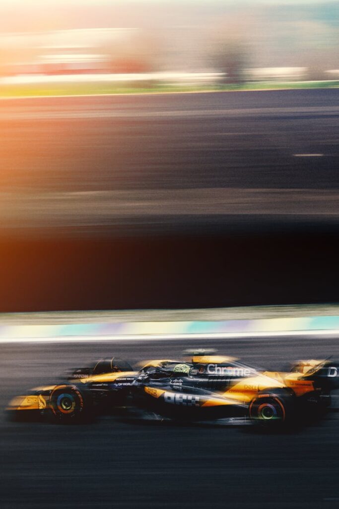 Ilustracja przedstawiająca szybki samochód, symbolizujący optymalizację prędkości.