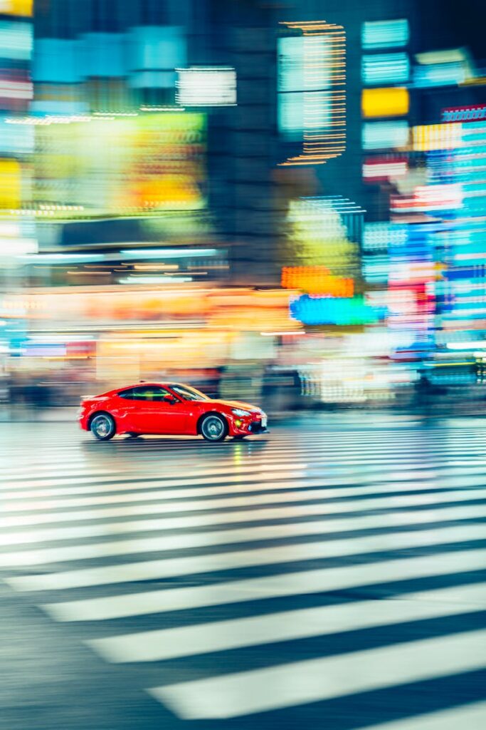 Czerwony samochód symbolizuje szybkość, podobnie jak optymalizacja prędkości strony.