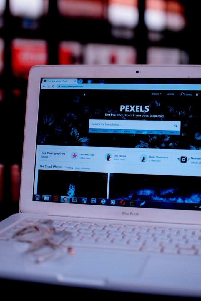 Macbook z otwartą wyszukiwarką, pokazujący czas ładowania strony