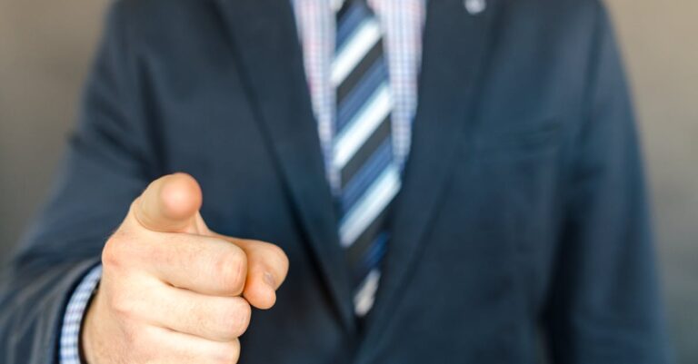 Mężczyzna w formalnym stroju omawia proces uzyskania licencji w Alabamie