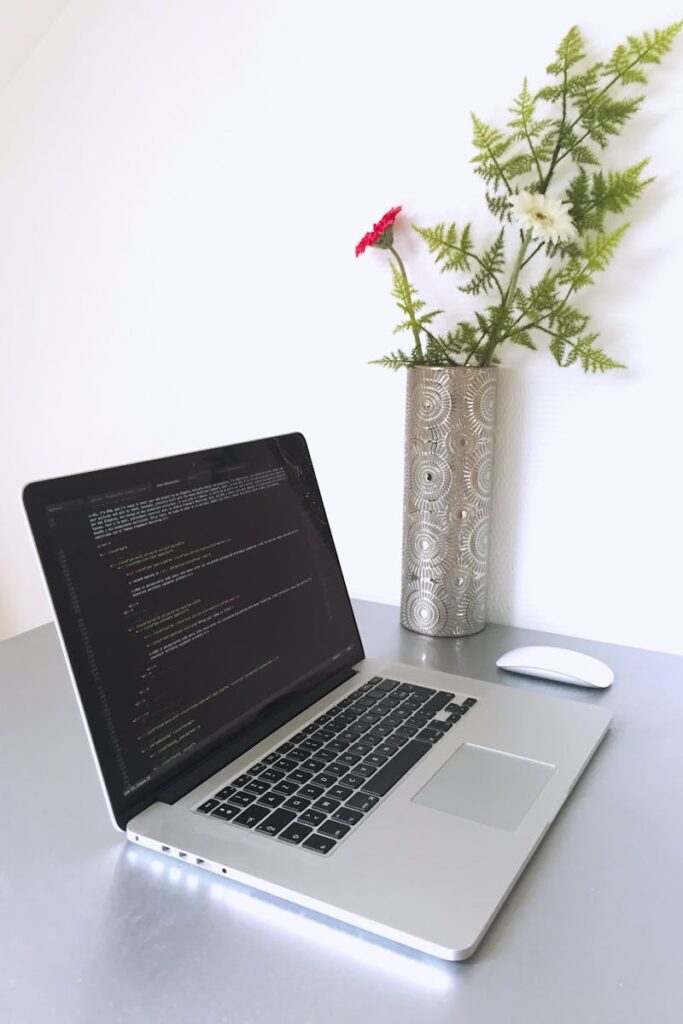 Macbook Pro jako narzędzie w procesie tworzenia stron internetowych