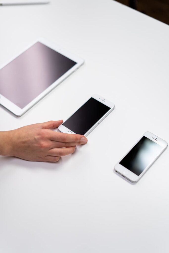 Przykład responsywnego projektu z białą powierzchnią i elementami Apple