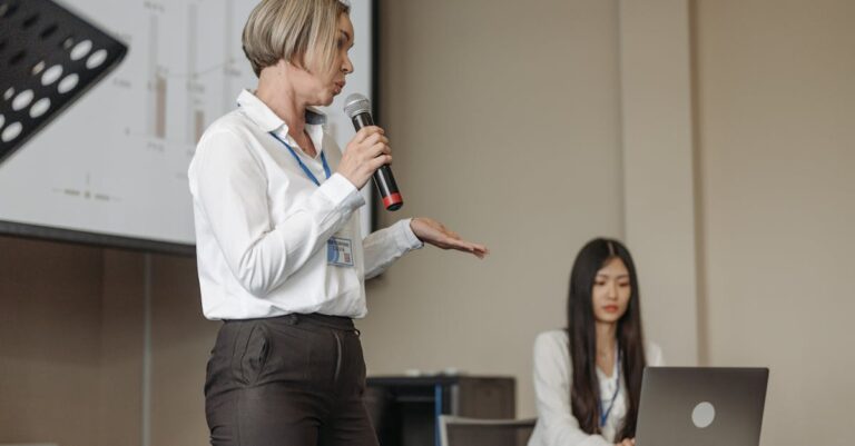 Osoba w białej koszuli analizująca dane na laptopie w spokojnym wnętrzu