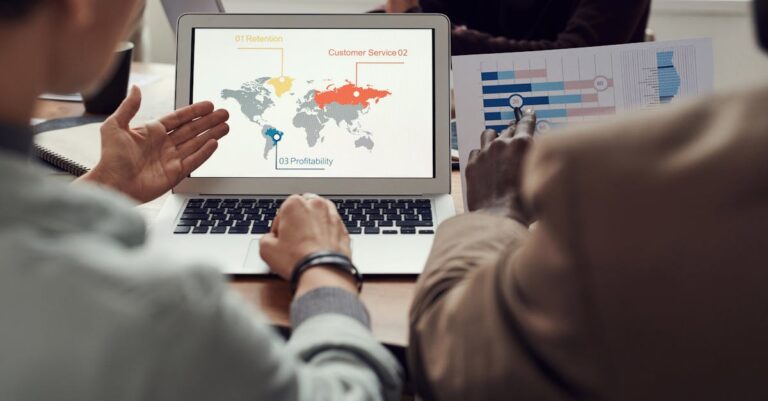 Osoba prezentująca dane na ekranie komputera w kontekście strategii biznesowych